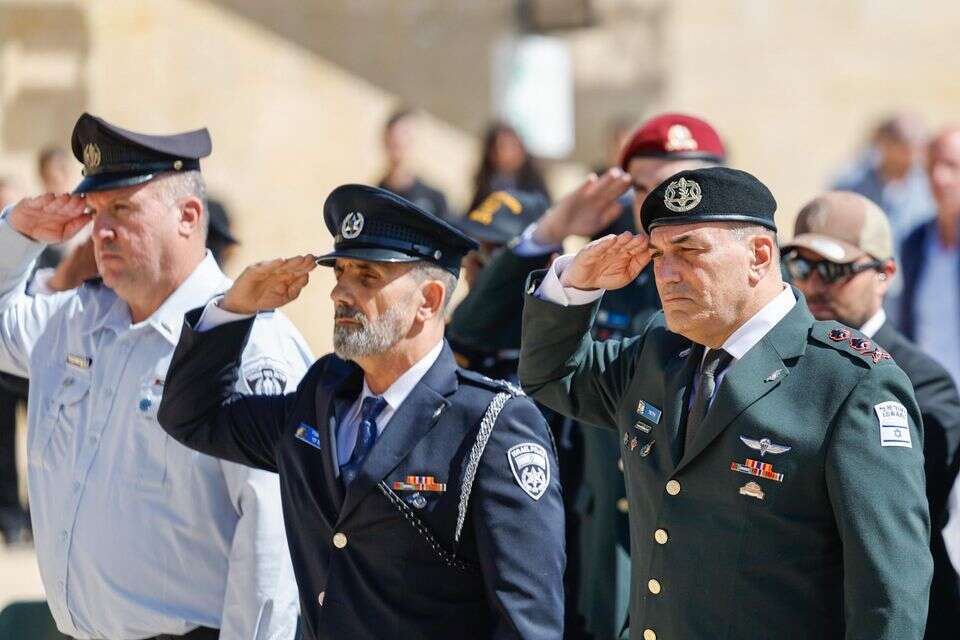 הרמטכ"ל זמיר והמפכ"ל לוי. להימנע מהחלפת בעלי תפקידים בכירים , אורן בן חקון