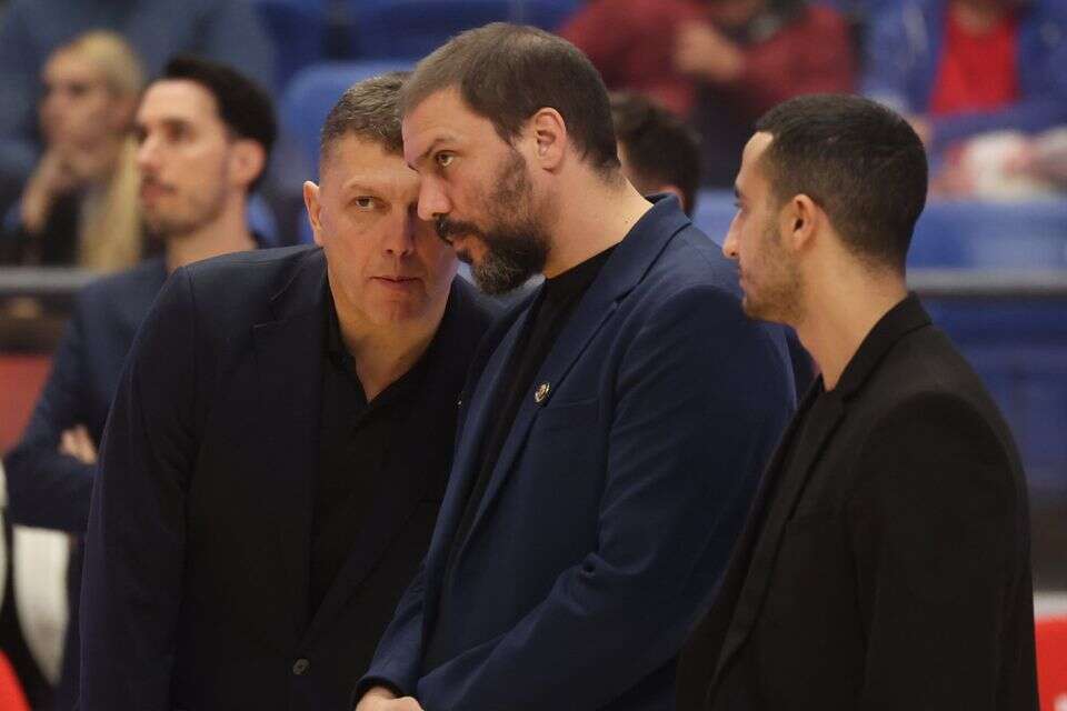 פרדראג קרוניץ' (משמאל) ועוזריו בהפועל חולון , אורן אהרוני