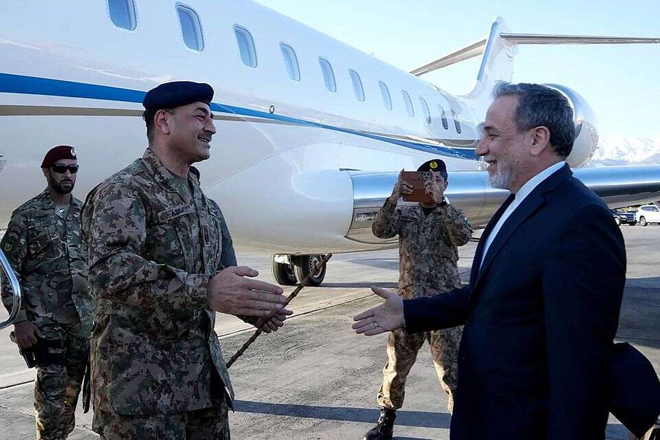 מפקד הצבא הפקיסטני וש ר החוץ האיראני , איי.פי