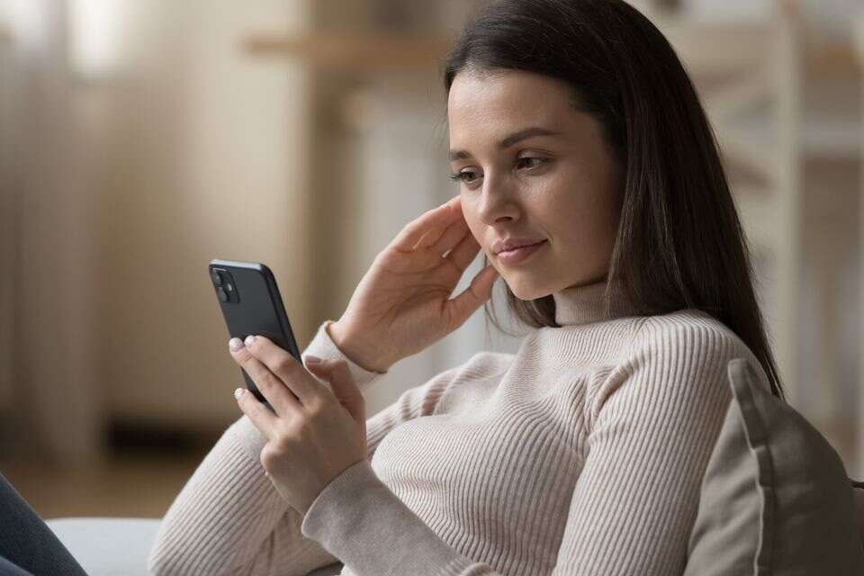 אישה אפליקציה טלפון דייטים הכרויות זוגיות , istockphoto