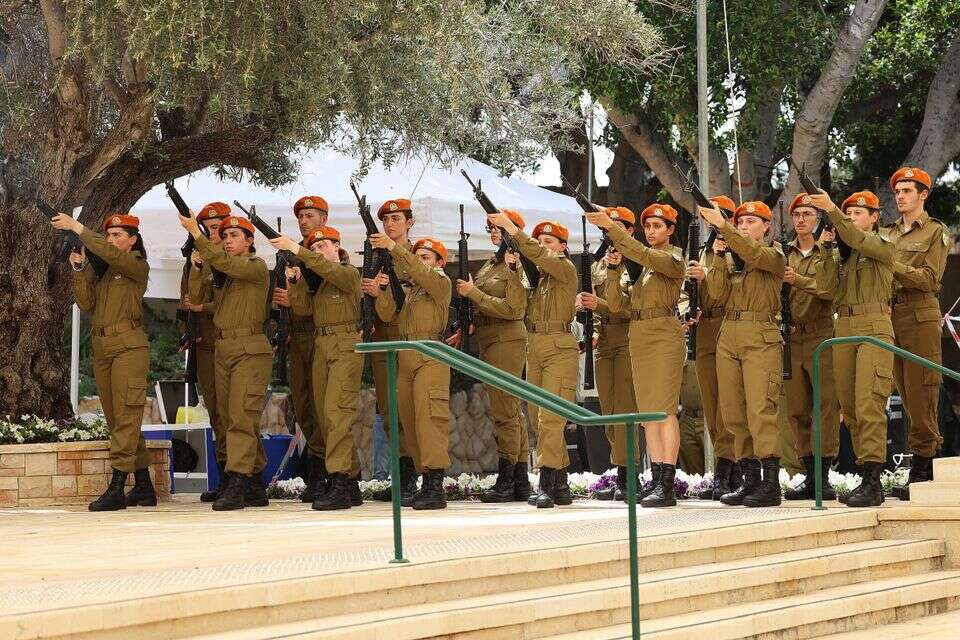 עולם שולם מאחורי כל שם. טקס יום הזיכרון בבית העלמין קריית שאול, ארכיון , אורן בן חקון