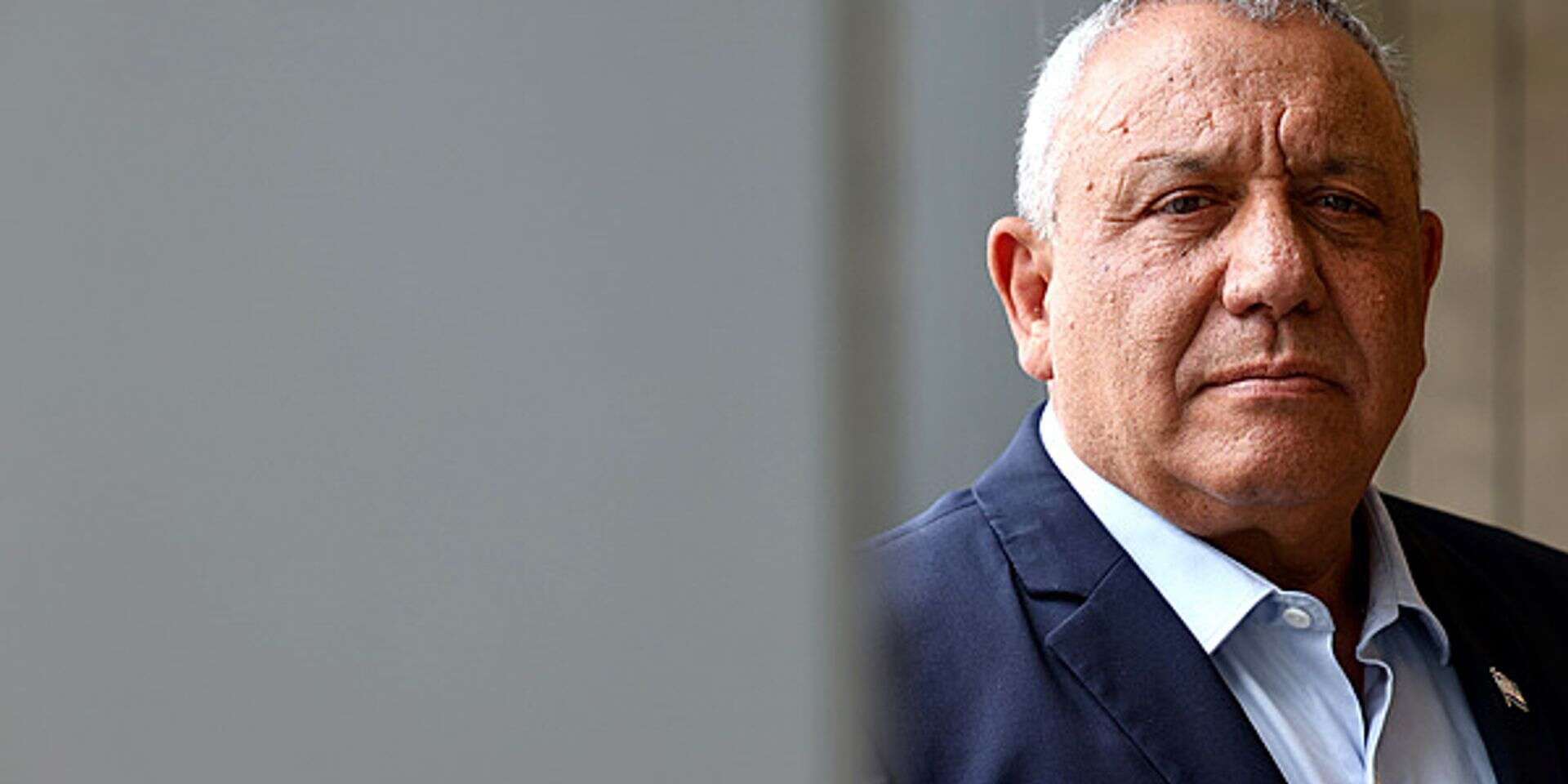 עם כל הפסאדה, חוסר הניסיון עדיין פועל לרעתו. איזנקוט , אורן כהן