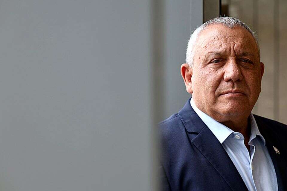עם כל הפסאדה, חוסר הניסיון עדיין פועל לרעתו. איזנקוט , אורן כהן
