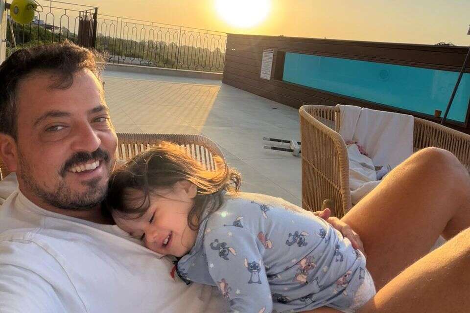 יוצר התוכן על החשיפה של ילדיו: "ניסו להרים אותה בחוף הים"