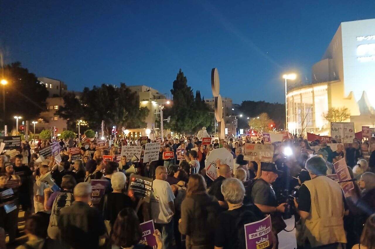 "You can choose life": as usual on Shabbat - a demonstration in HaBima Square in Tel Aviv