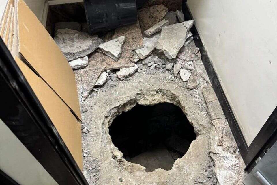 חור ברצפה ששימש למילוט השודדים דרך הביוב , ללא קרדיט