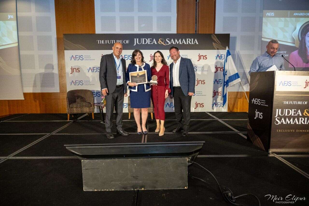 The first golf tournament of its kind will be held in the USA for the sake of settlement in the United States