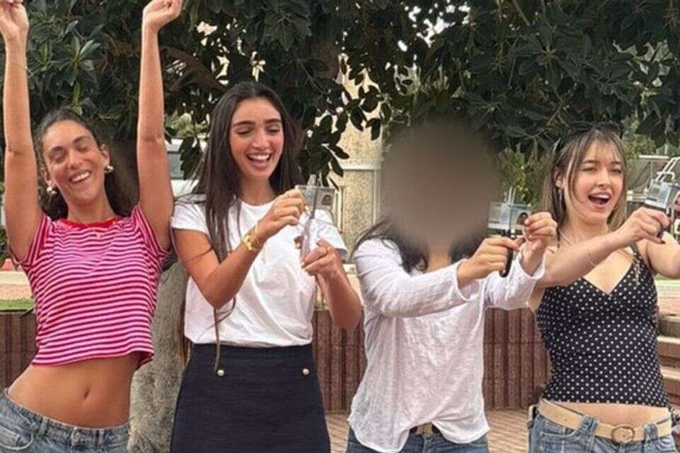 החיילות שגזרו חוגר ונשפטו על לבוש לא צנוע , השימוש נעשה לפי סעיף 27א' לחוק זכויות יוצרים