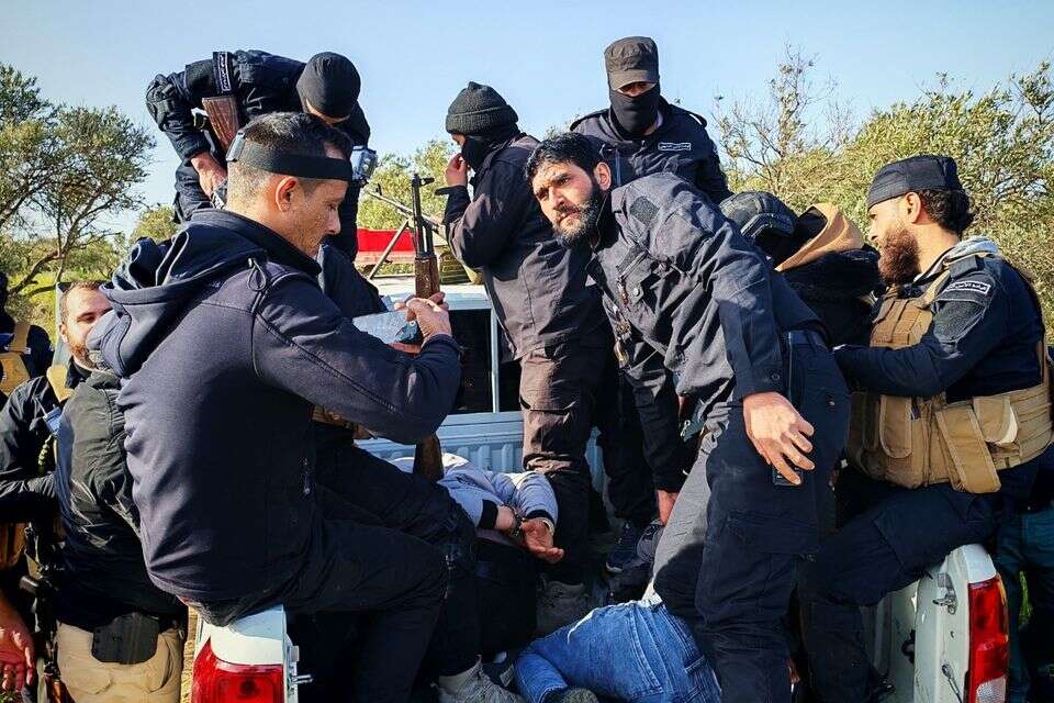 שוטרים סורים במעצר חוליית חיזבאללה בלבנון , רשתות ערביות