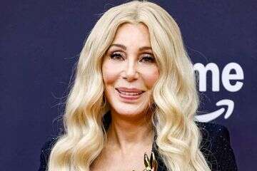 מזל טוב: שר מגלה נכדה סודית... בת 15