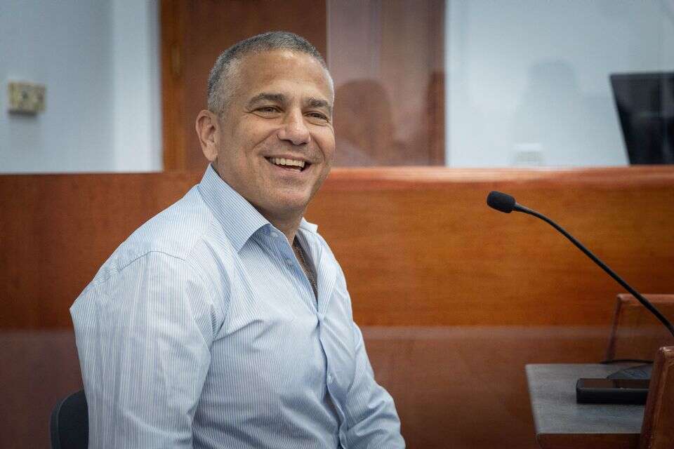 אוהב, אבל לא עושה. ינון מגל , .