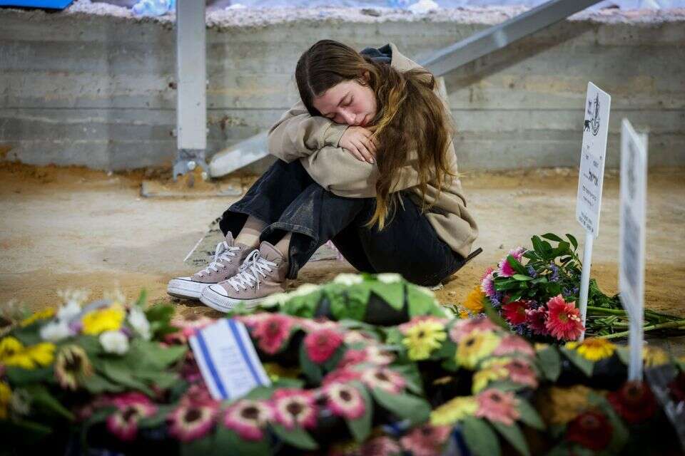 עטרה סינטון, חברתו של סמל אריאל סוסנוב ז״ל, לוחם הנדסה קרבית שנהרג מרסיס רקטה בצאתו מלבנון מניחה זר פרחים ליד קברו לפני שבת, בבית הקברות הצבאי בהר הרצל בירושלים
*** Local Caption *** , צילום: חיים גולדברג/פלאש90