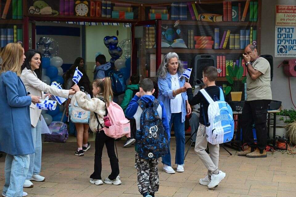 ילדים חוזרים ללימודים אחרי הפסקת האש בבית ספר גמלא בקצרין , מיכאל גלעדי/פלאש90