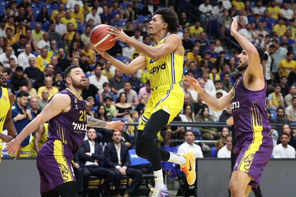 ג'ף דאוטין עולה לסל מול הפועל חולון. אחת נפגעה בגדול, אחת פחות , אלן שיבר