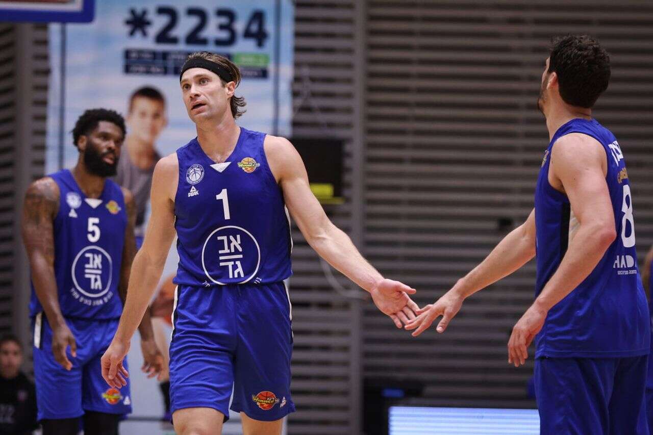 In Goni Yizraeli's debut: Maccabi Ra'anana beat Ironi Kiryat Ata