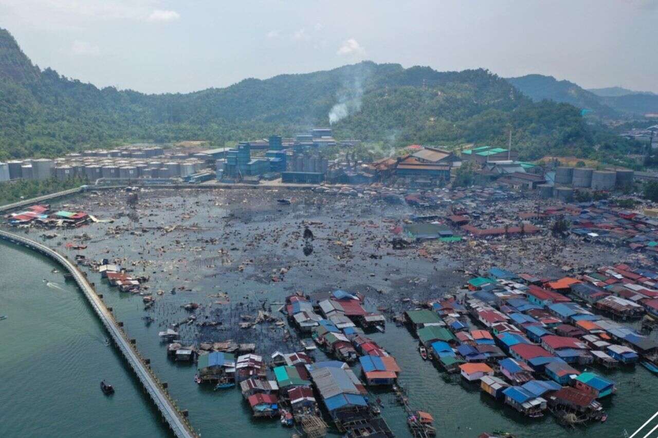 Disaster in the floating village in the east: a fire destroyed 200 wooden houses