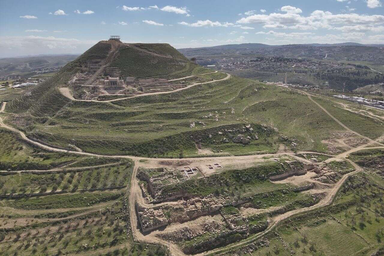 An ancient royal palace and paths with greenery all around: recommendations for Independence Day