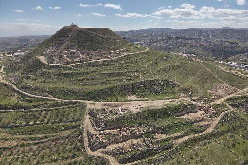 ההרודיון בשיא תפארתו , אלי פואר, בניין הגוש