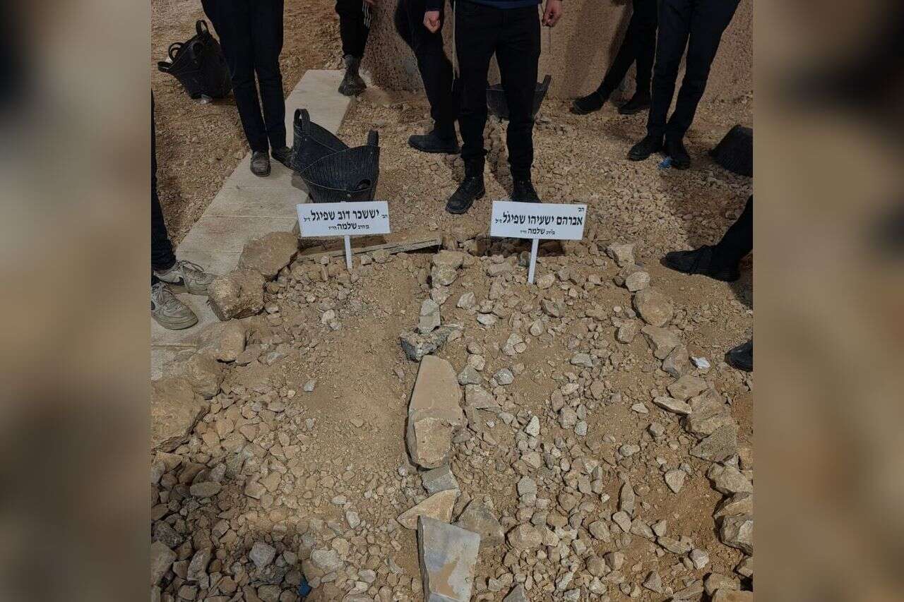 The disaster at the beach of Sanz: Avraham Yeshayahu Spiegel, who died, was buried next to his brother