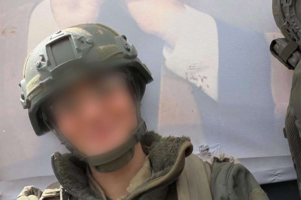 סרן ג' לצד דיוקנו של נסראללה בדרום לבנון , 