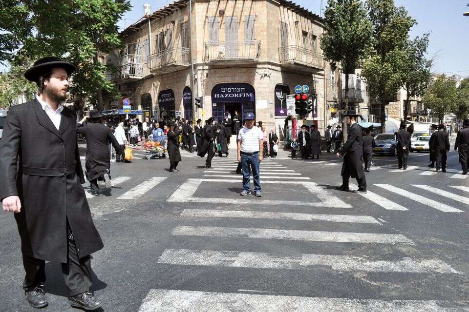חרדים במאה שערים מסרבים לעמוד בצפירת יום הזיכרון ,