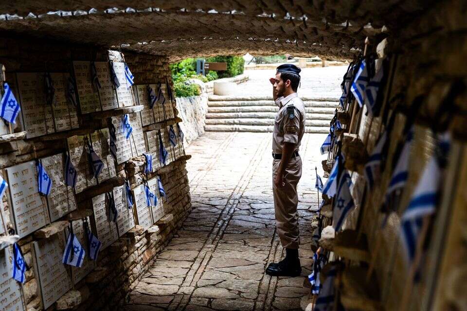הנחת הדגלונים בהר הרצל , אורן בן חקון