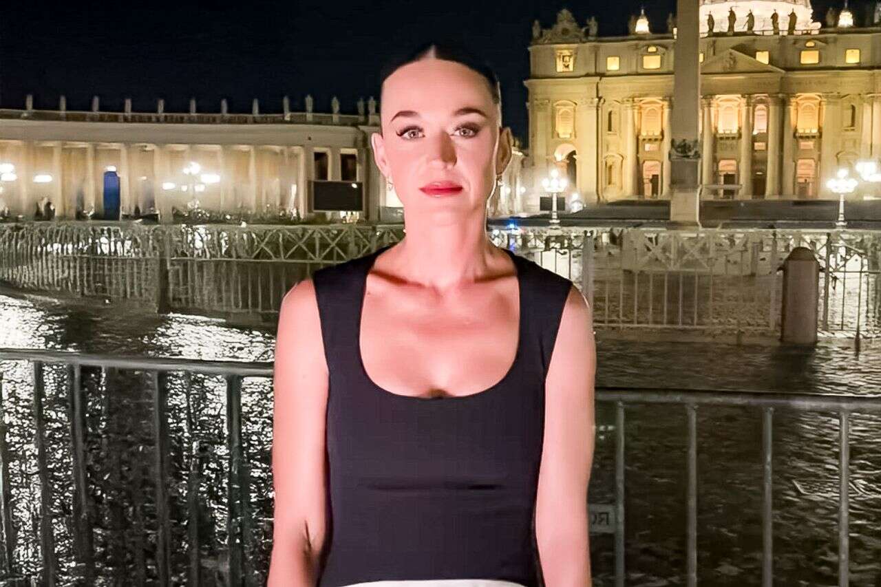 Instead of a coin: Katy Perry threw a credit card into the fountain