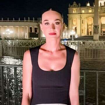 במקום מטבע: קייטי פרי זרקה כרטיס אשראי למזרקה