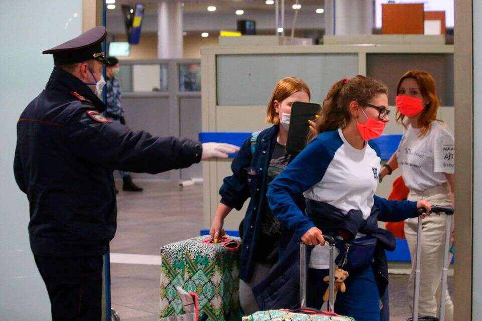 נוסעים ואיש ביטחון בנמל תעופה ברוסיה, ארכיון , AP