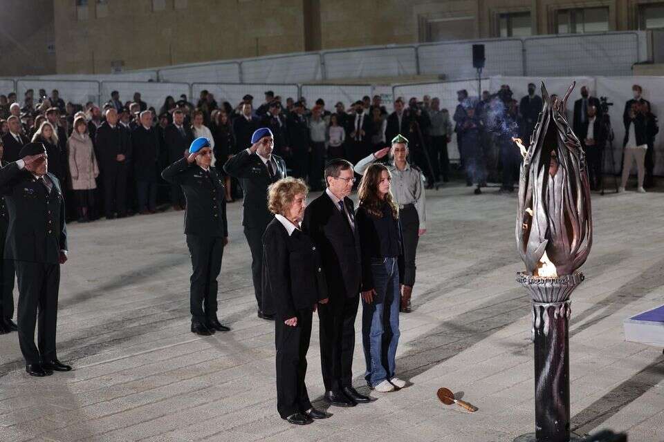 נשיא המדינה יחד עם תומר זיסר, אלמנתו של הלוחם ומפקד הצוות בסיירת מטכ"ל, רס"ן עילי זיסר שנפל ב7.10 בכפר עזה ועם לאה זהר, סבתא של תומר, וגם אלמנתו של לוחם הצנחנים סמ"ר במיל' צפניה סולומון, שנפל במלחמת יום כיפור , אורן בן חקון