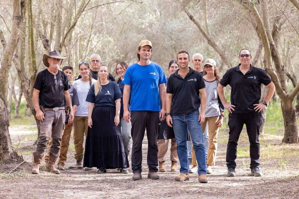 "הביטחון יגיע דרך ישוב המרחבים" זילברמן (במרכז מקדימה) וריפמן (משמאלו) עם מתנדבי השומר החדש , גדעון מרקוביץ'