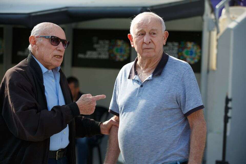גדעון טיש (מימין) ורחביה רוזנבוים ,