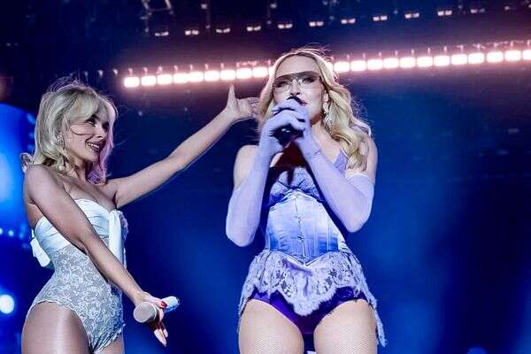 מדונה מתארחת בהופעה של סברינה קרפנטר בקואצ'לה. הבגדים נעלמו , מתוך עמוד האינסטגרם של סברינה קרפנטר