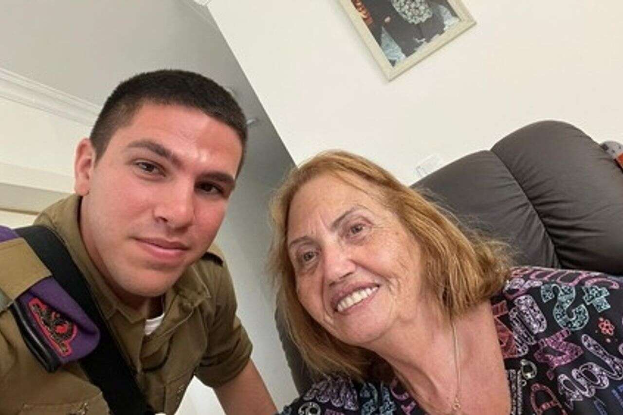 Chilling: The father of the late Shay Ervas washes the gravestones of the fallen soldiers | Documentation