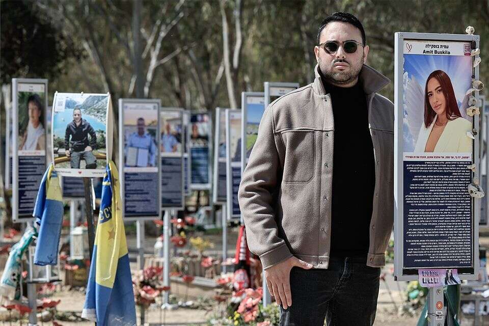 סאיל בוסקילה באתר הנובה, ליד תמונת אחותו עמית ז"ל , אדיר ושיראז