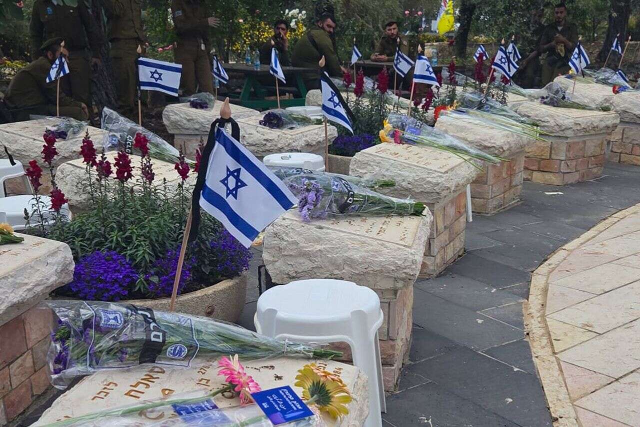 The people of Israel unite with their fallen: crowds visit the cemeteries
