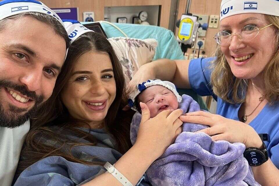 חן והראל בוחבוט ממשמר השבעה ילדו אמש את בתם הראשונה במשקל 3.495 היישר אל חגיגות יום העצמאות. , דוברות שמיר