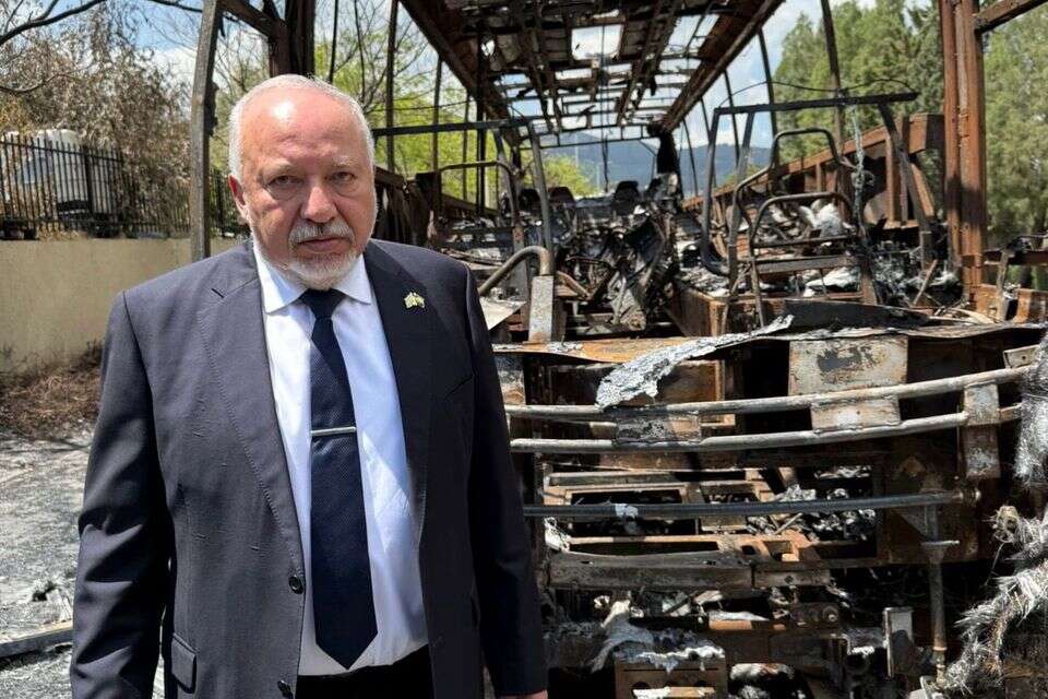 ליברמן ליד אחד מהאוטובוסים שנשרפו , דוברות ישראל ביתנו