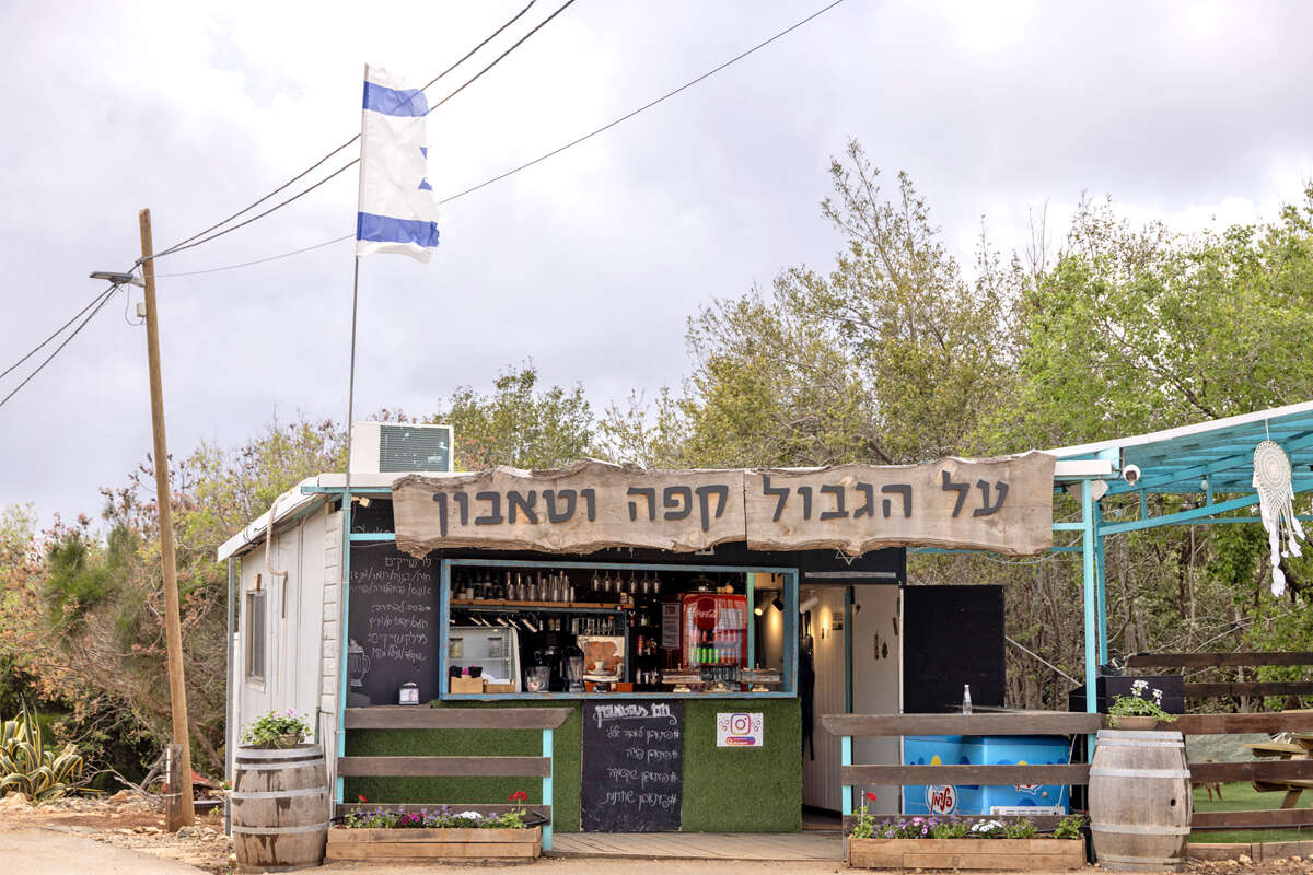 בית קפה בסמוך למושב שתולה , מיכה בריקמן