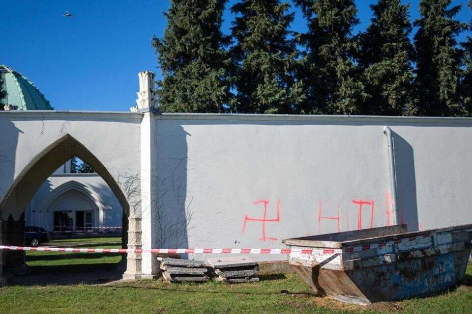 צלב קרס רוססו על הקירות מחוץ לבית הקברות בווינה , AFP