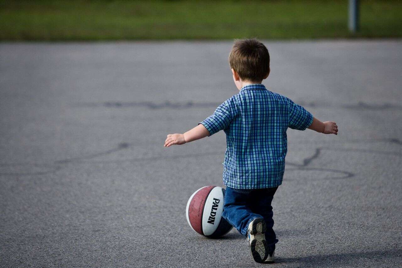 "The kindergarten teacher risked his life": a 3-year-old left the kindergarten and crossed a busy road