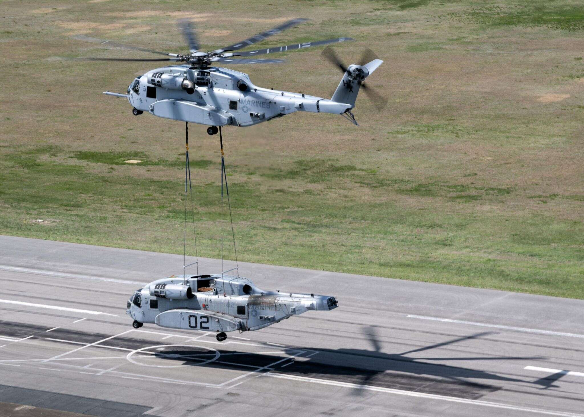 מסוק ה-CH-53K (ה"קינג סטליון") הרים בהצלחה מסוק נוסף מאותו הדגם. , אריק הידלברט, מארינס
