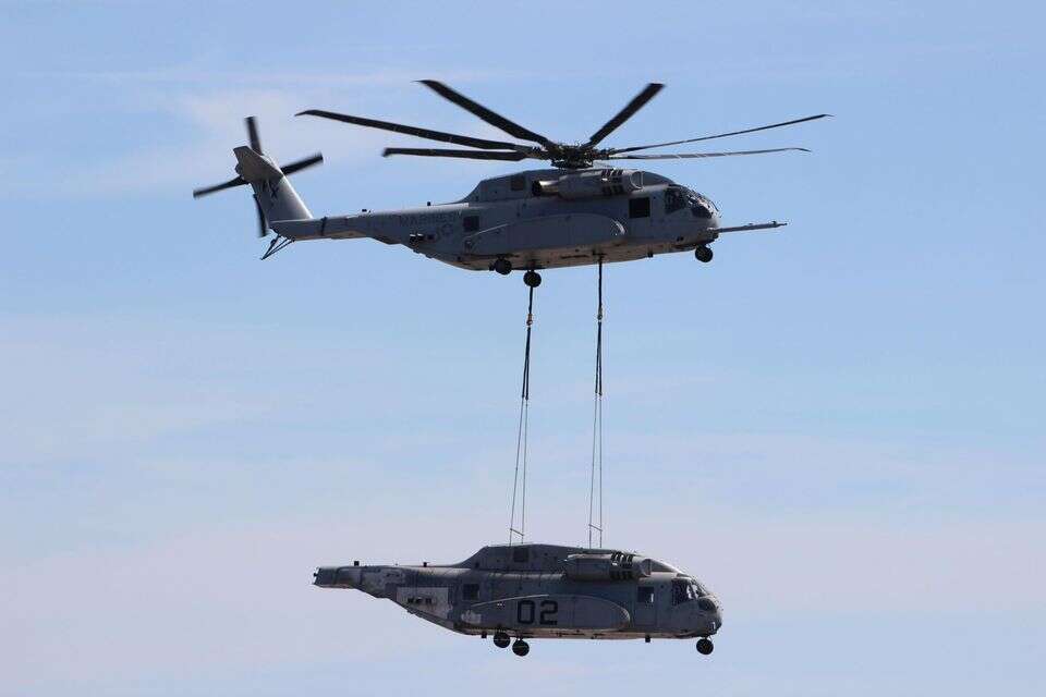 מסוק ה-CH-53K (ה"קינג סטליון") הרים בהצלחה מסוק נוסף מאותו הדגם. , אריק הידלברט, מארינס
