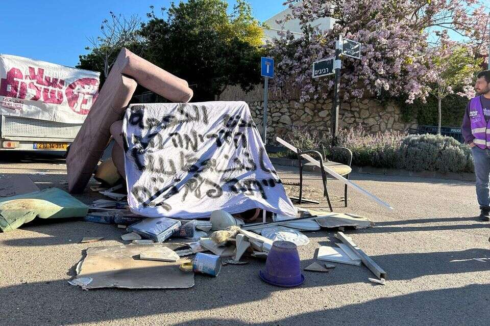 הציבו הריסות של בתים מחוץ לבית השר שיקלי, במחאה להריסות הבתים בנגב , עומדים ביחד