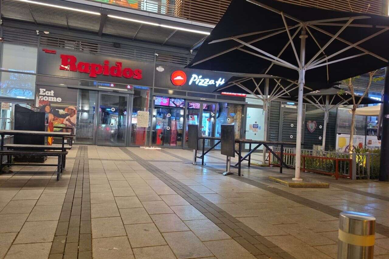 He asked to stop spraying snow spray - and was stabbed: a pizzeria worker died from his wounds