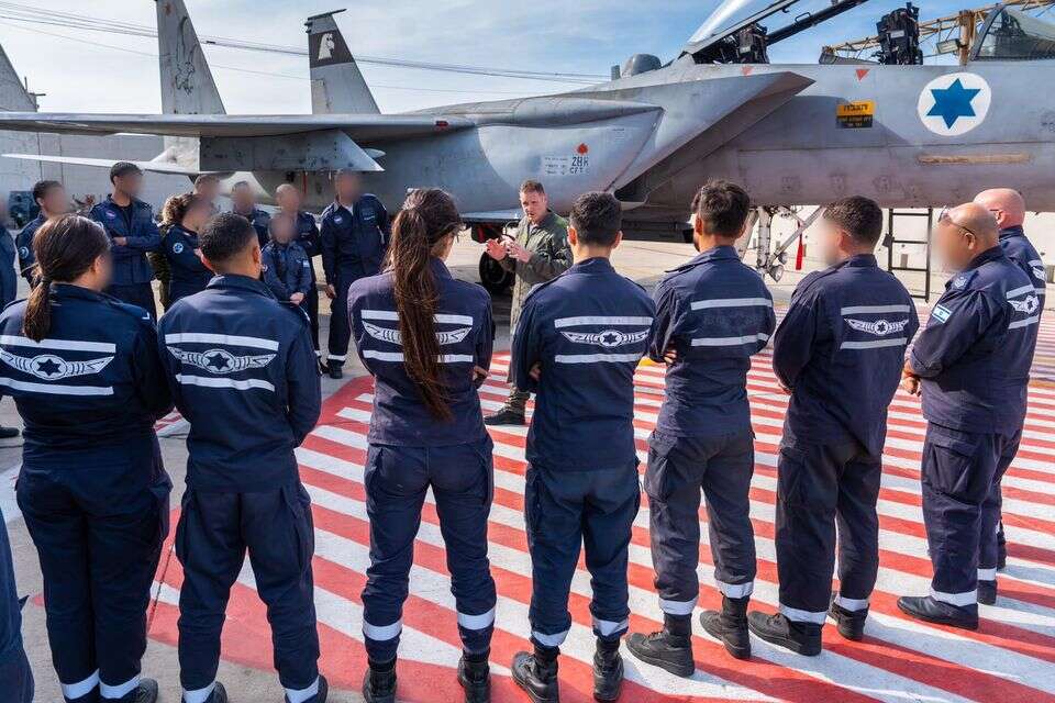 מפקד חיל האוויר, אלוף תומר בר עם טכנאי חיל האוויר בשאגת הארי , דובר צה"ל