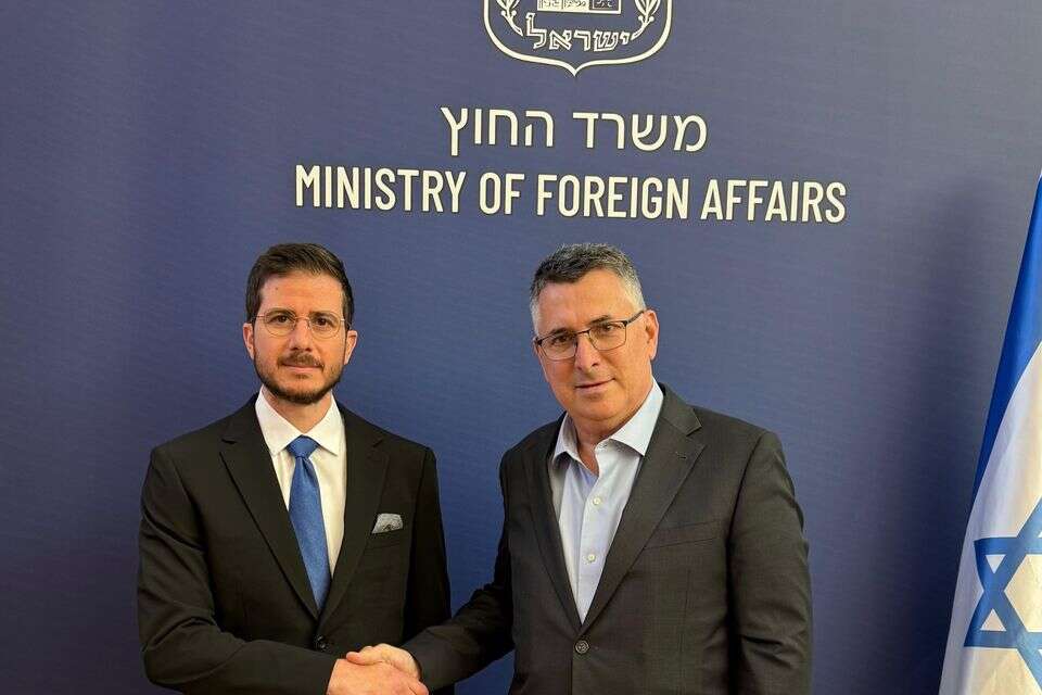 שר החוץ גדעון סער עם ג'ורג' דיק , ללא