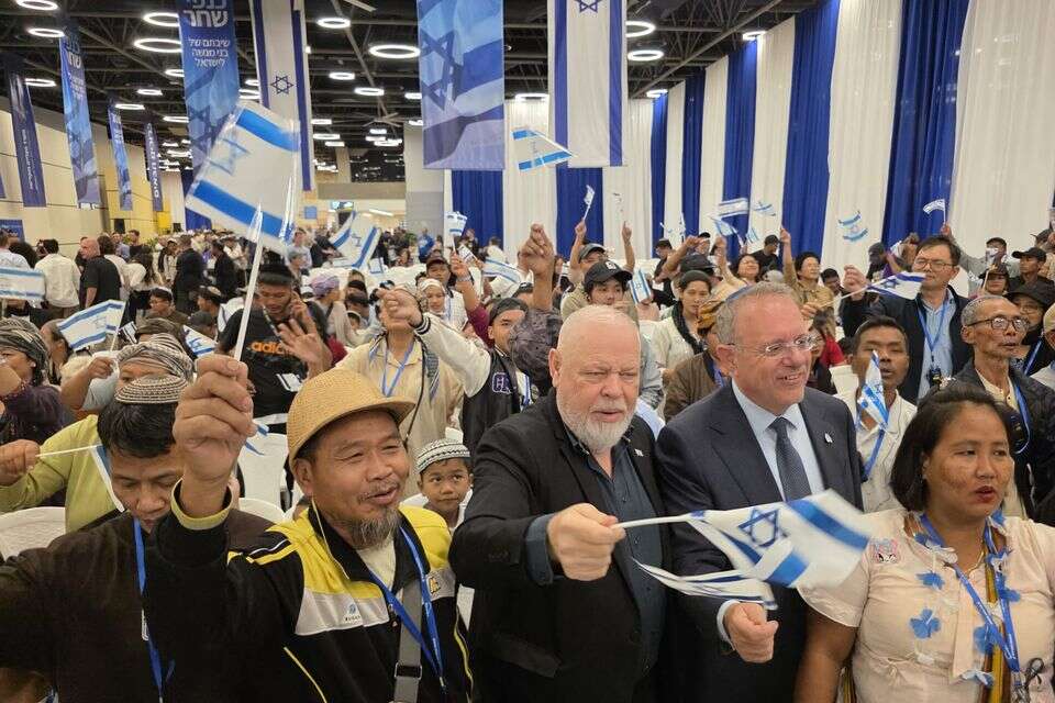 העולים התקבלו עם בלונים בצבעי כחול-לבן ושלטי ברכה בשפה ההודית , עיריית נוף הגליל