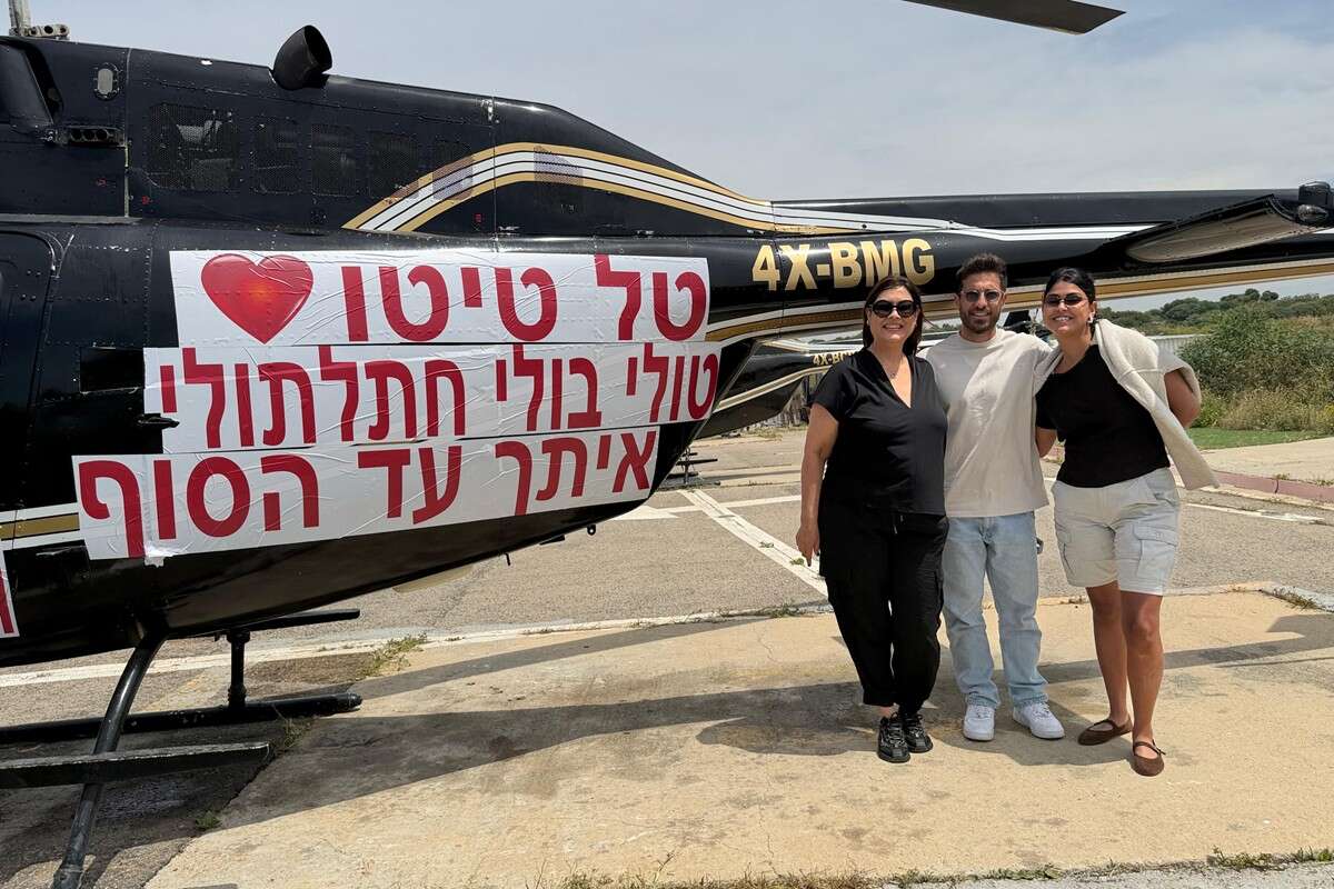 תמיר גולן עם אמה ואחותה של טל ליד המסוק , ללא