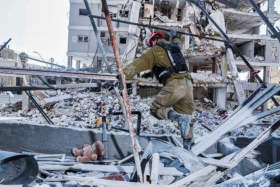 זירת נפילה בבת ים במהלך מבצע "שאגת הארי" ,  יהושע יוסף